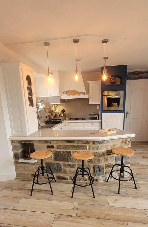 ثلاجة، ميكروويف، فرن، غسالة أطباق