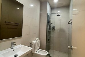 A bathroom with a sink, toilet, and glass-enclosed shower. - L23-ParadigmMall Residence Skudai JB 3R2B-10pax (Tebrau)