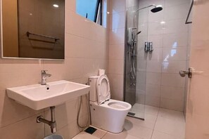 A modern bathroom with a sink, toilet, and glass-enclosed shower. - L23-ParadigmMall Residence Skudai JB 3R2B-10pax (Tebrau)