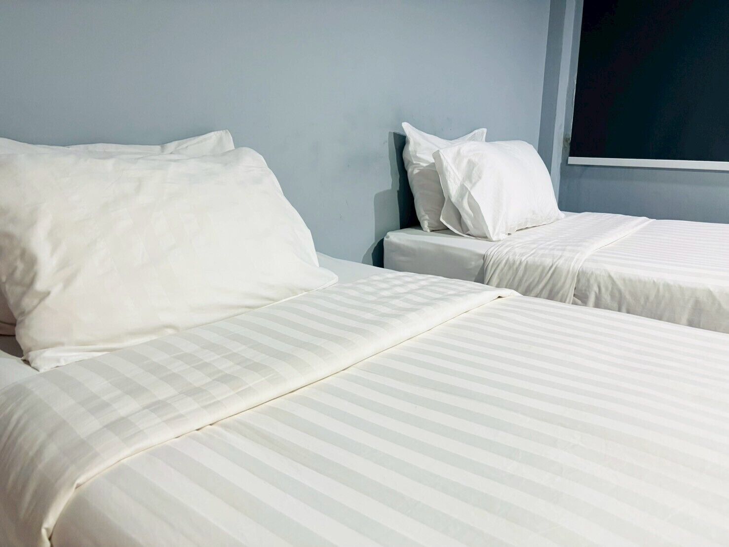 Habitación con 2 camas individuales, 1 habitación | Baño | Toallas, jabón, shampoo, papel de baño 