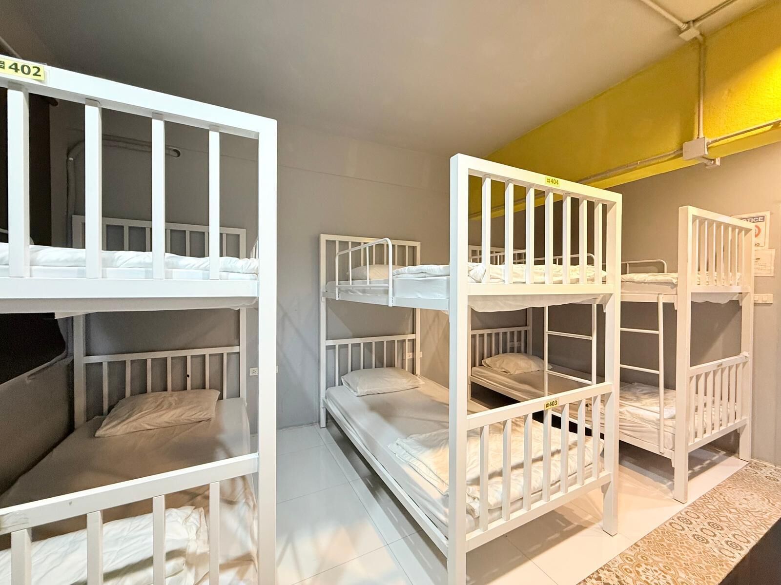 Cortinas blackout, wifi gratis y ropa de cama 