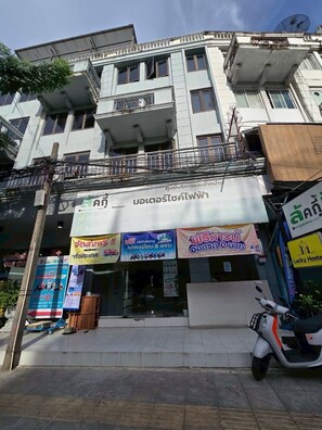 Vista frontal de la propiedad