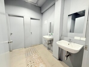 Shared Dormitory, Mixed Dorm | Shared bathroom - Sukum Huai Khwang Guest House (Bangkok)