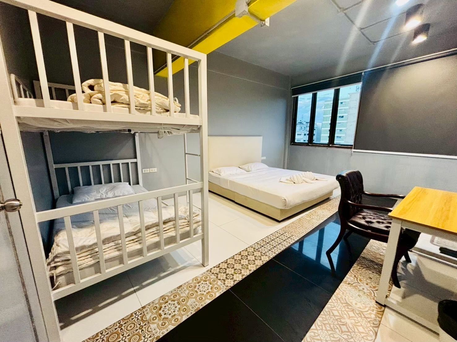 Habitación doble económica | Cortinas blackout, wifi gratis y ropa de cama 