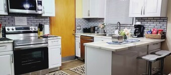 Lovely cozy 3-bedroom ranch house/near airport