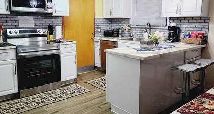 Lovely cozy 3-bedroom ranch house/near airport