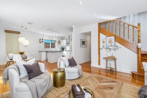 Apartment | Living room - Spacious Family Home With Balcony in Pascoe Vale (Melbourne)