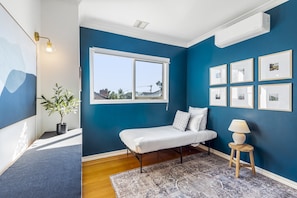 3 عدّة غرف نوم ومساحة عمل للكمبيوتر المحمول ومكواة/لوح كي وملاءات أسرّة