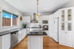 Apartment | Private kitchen - Spacious Family Home With Balcony in Pascoe Vale (Melbourne)