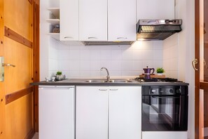 Frigorifero, microonde, forno, piano cottura