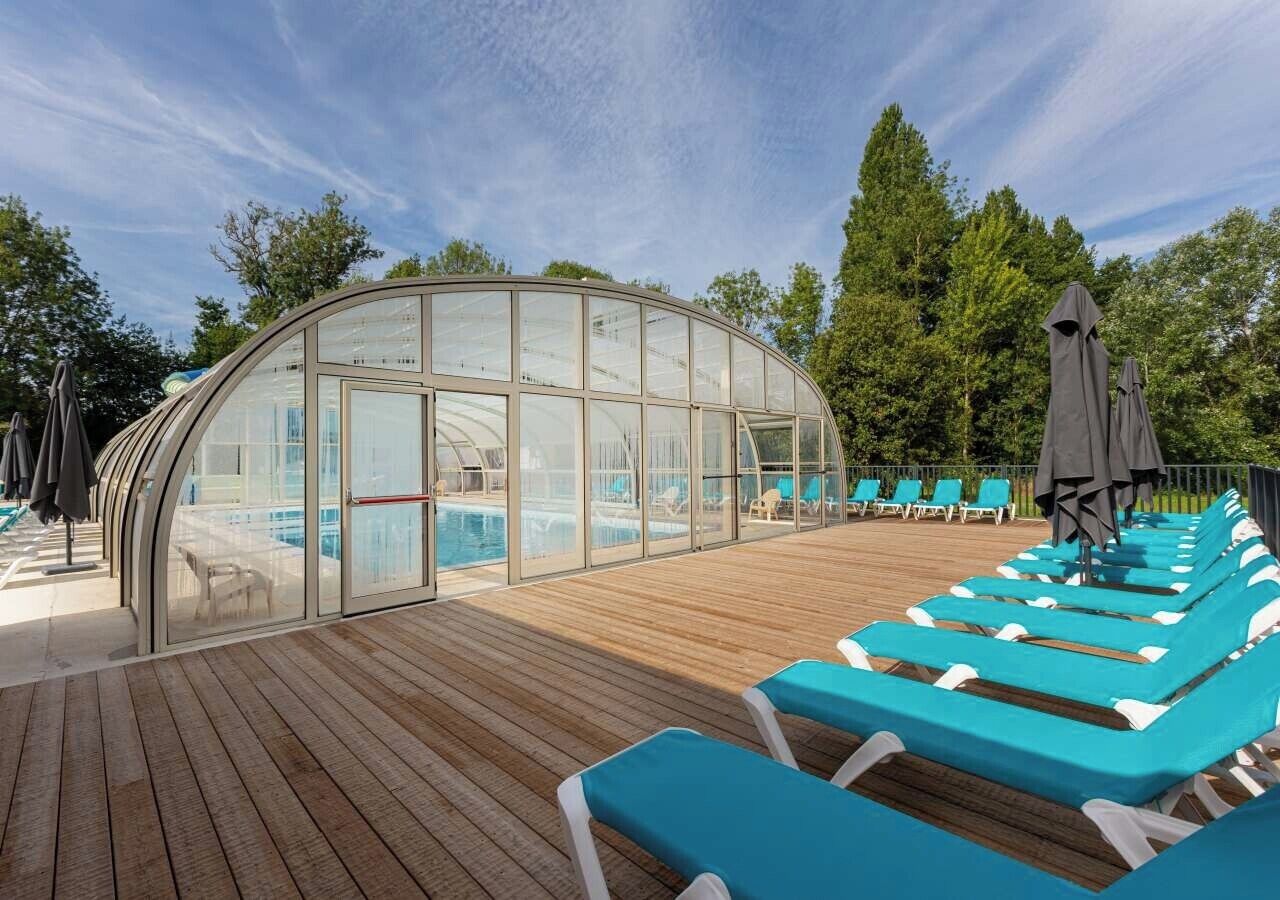 Una piscina techada, una piscina al aire libre de temporada