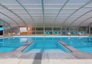 Piscina coberta i piscina a l'aire lliure de temporada