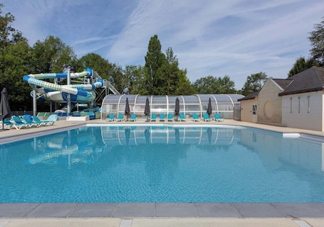 Una piscina techada, una piscina al aire libre de temporada