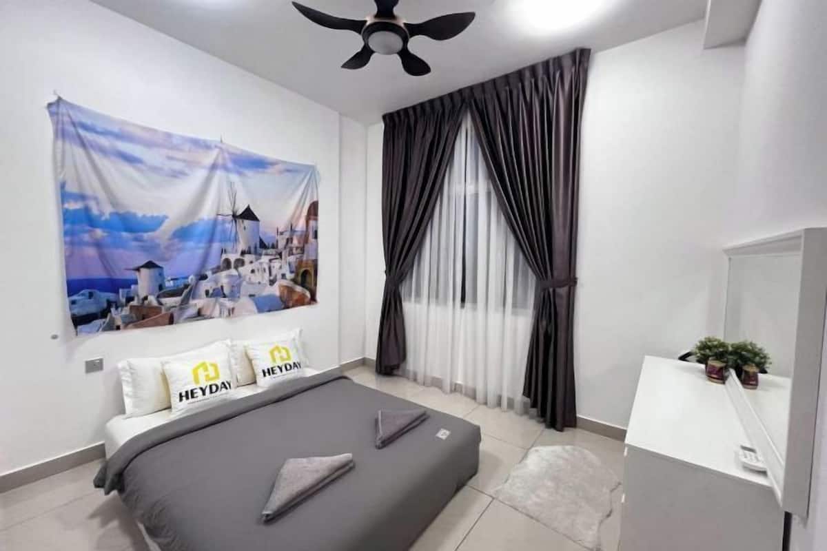 Une chambre à coucher moderne avec un lit, un ventilateur de plafond, une grande fenêtre avec des rideaux et une tapisserie murale.