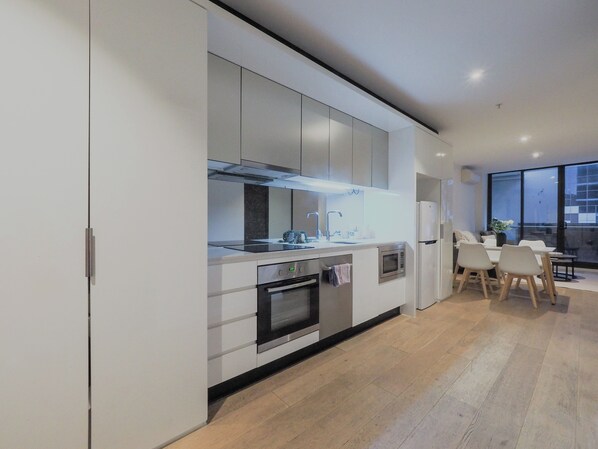 ثلاجة، ميكروويف، فرن، موقد طهي مسطح