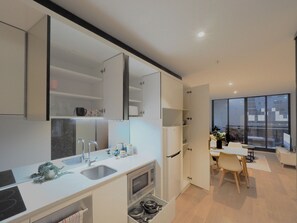 ثلاجة، ميكروويف، فرن، موقد طهي مسطح