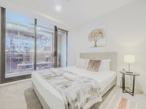 مكتب ومكواة/لوح كي وواي فاي مجانًا وملاءات أسرّة