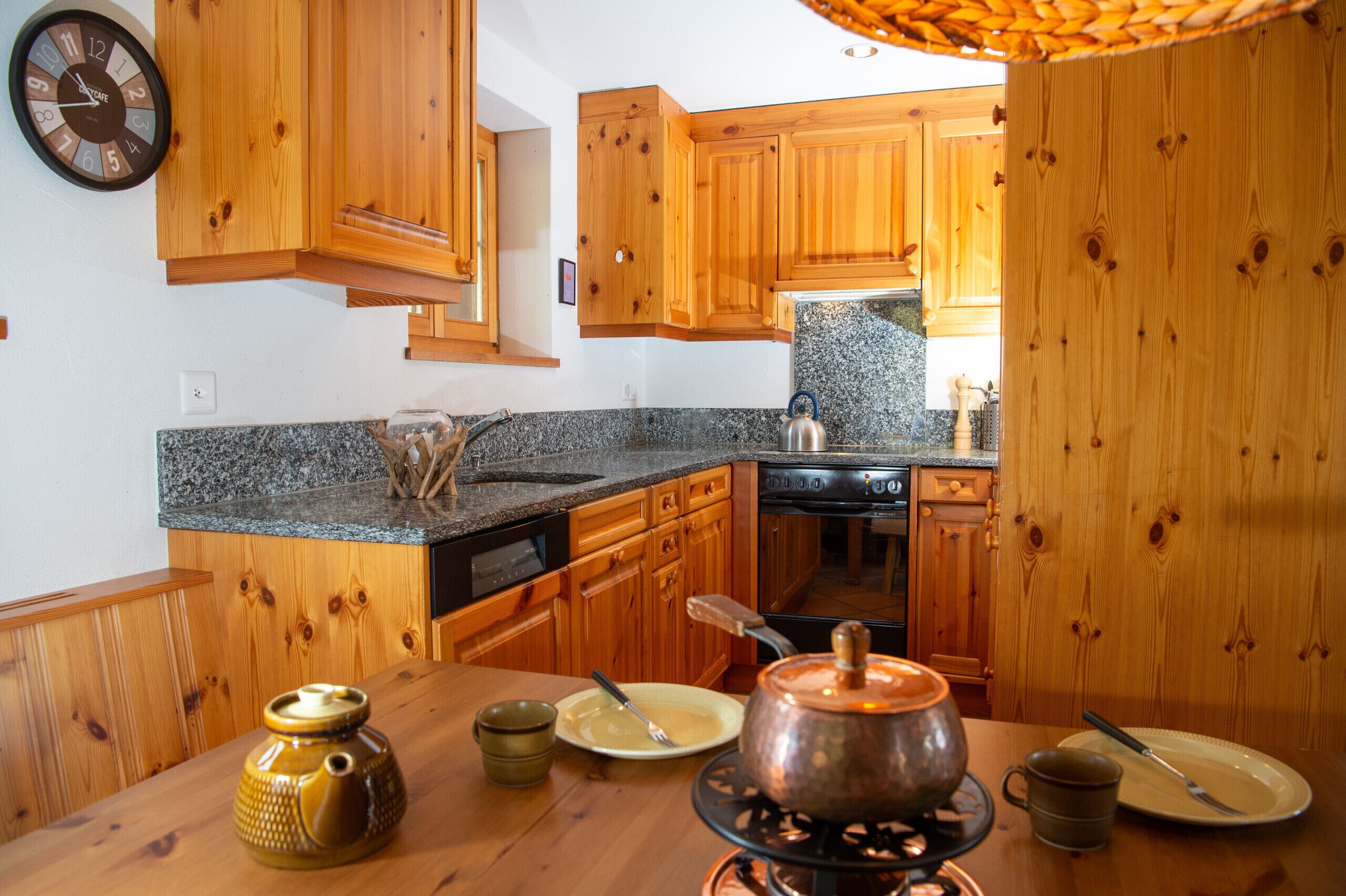 Kühlschrank, Ofen, Geschirrspüler, Wasserkocher mit Kaffee-/Teezubehör