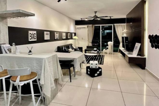 Un soggiorno moderno con zona pranzo, un divano, una ventola a soffitto e un'ampia finestra.