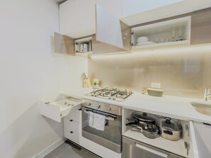 Fridge, microwave, oven, stovetop - New lift style 1BR1BA in MEL CBD  wifi Pool (melbourne)