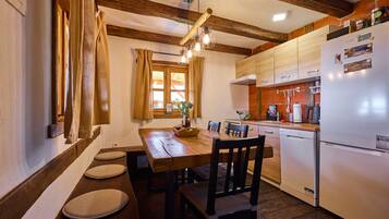 Fridge, oven, dishwasher, coffee/tea maker