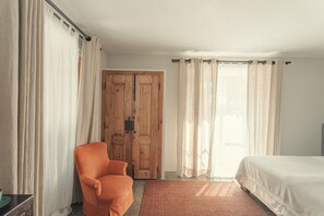 5 bedrooms, WiFi (free), bed sheets
