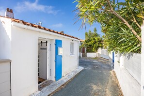 Exterior detail - Holiday Home 'Maison Vacances La Terrière' with Shared Terrace, Private Garden and Wi-Fi (La Tranche-sur-Mer)