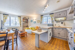 Interior - Holiday Home 'Maison Vacances La Terrière' with Shared Terrace, Private Garden and Wi-Fi (La Tranche-sur-Mer)