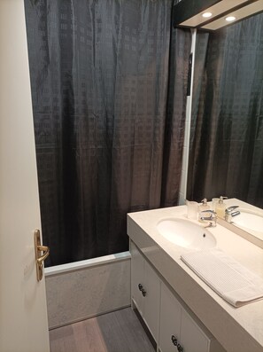 Shower, towels - Apartment 'L'aventurier' – Steps from Futuroscope, Sleeps 4 (chasseneuil du Poitou)