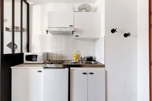 Fridge, microwave, stovetop, coffee/tea maker
