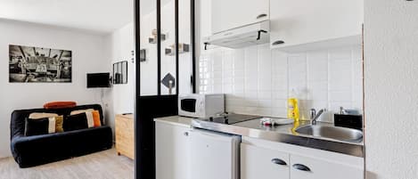 KĂŒhlschrank, Mikrowelle, Herdplatte, Wasserkocher mit Kaffee-/Teezubehör