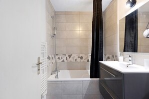 Een douche, gratis toiletartikelen, handdoeken