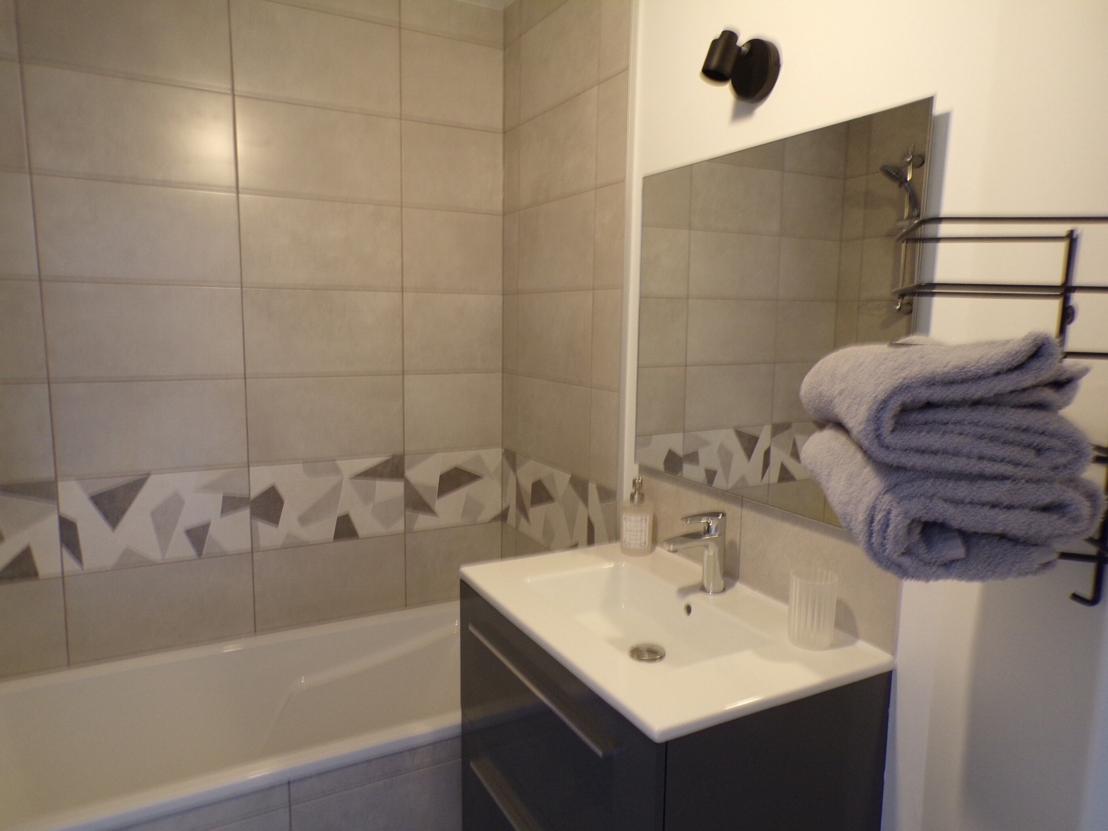 Shower, free toiletries, towels