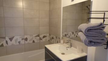 Shower, free toiletries, towels