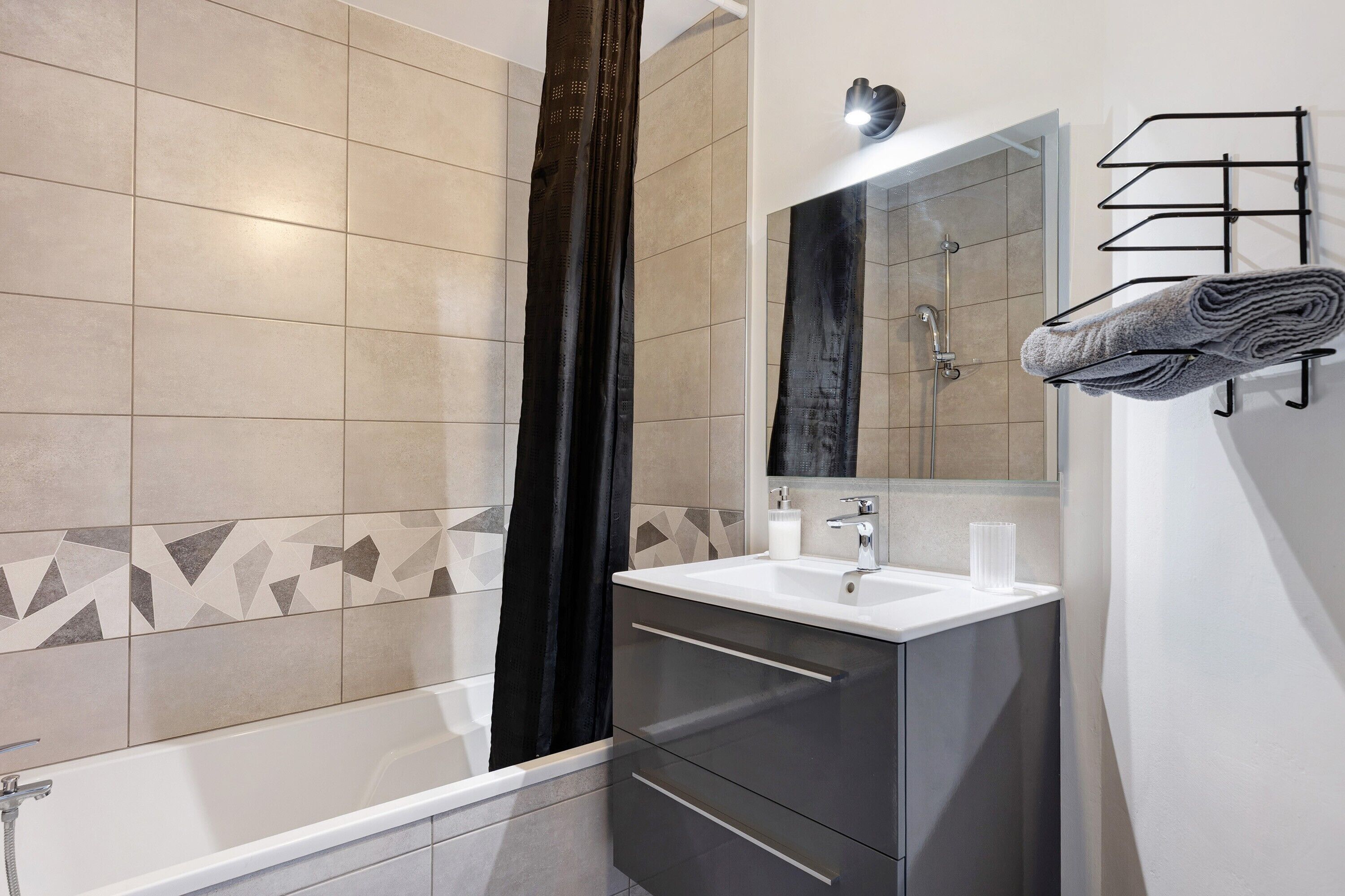 Shower, free toiletries, towels