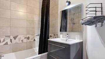 Shower, free toiletries, towels