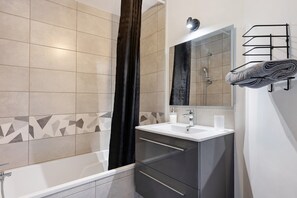 Dusche, kostenlose Toilettenartikel, Handtücher