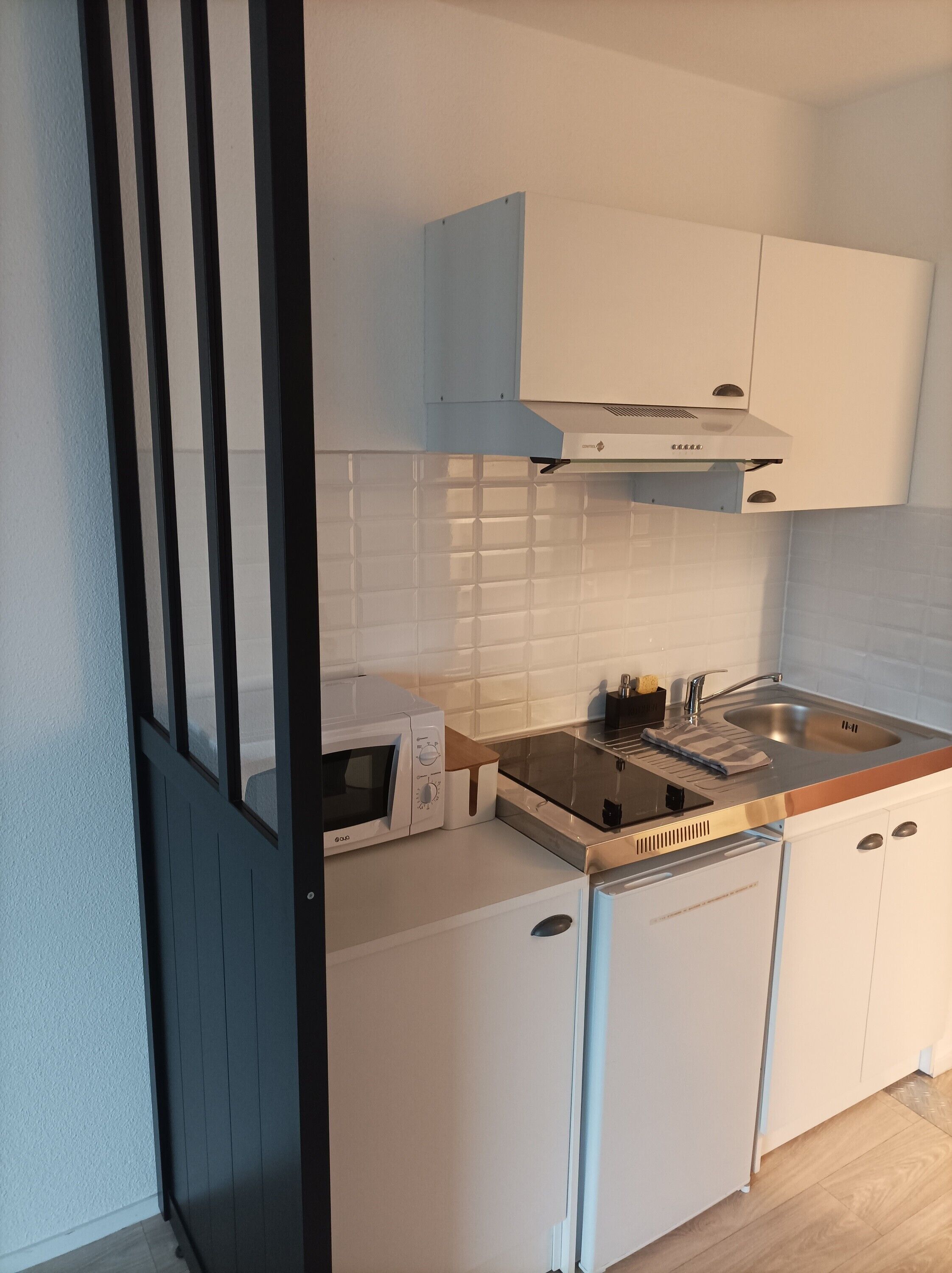 Een koelkast, een magnetron, een oven, een kookplaat