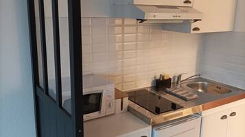 Een koelkast, een magnetron, een oven, een kookplaat