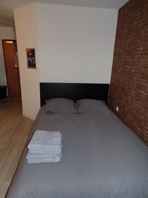 1 bedroom, WiFi, bed sheets - Apartment 'L'aventurier' – Steps from Futuroscope, Sleeps 4 (chasseneuil du Poitou)