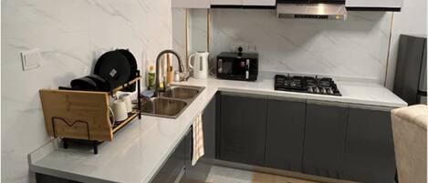 Jääkaappi, mikroaaltouuni, liesi, vedenkeitin