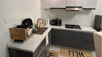 Réfrigérateur, micro-ondes, plaque de cuisson, bouilloire électrique