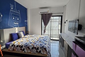 Ένα σύγχρονο υπνοδωμάτιο με ένα κρεβάτι, μια τηλεόραση και ένα παράθυρο με κουρτίνες.