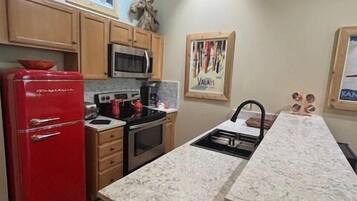 Private kitchen | Fridge, oven, coffee/tea maker, toaster