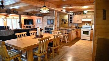 House, 3 Bedrooms | Private kitchen | Fridge, oven, coffee/tea maker, toaster