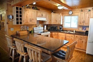 House, 3 Bedrooms | Private kitchen | Fridge, oven, coffee/tea maker, toaster