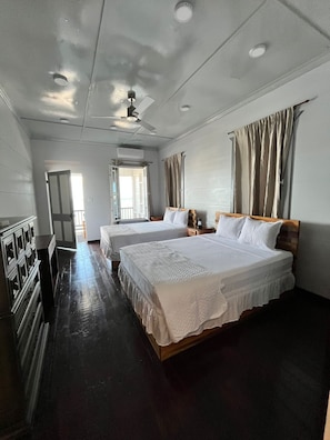 Chambre Quadruple Familiale, balcon, vue mer | Coffres-forts dans les chambres, rideaux occultants