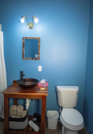 Douche, articles de toilette gratuits, sèche-cheveux