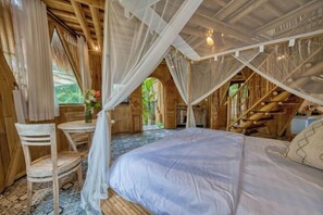 Ein rustikaler Holzraum mit einem Bett, einem kleinen Tisch mit einer Vase und einem Sessel.