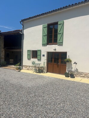 Exterior - A cosy countryside gite with pool, surrounded by nature and near the Pyrenees. (Laroque-d'Olmes)